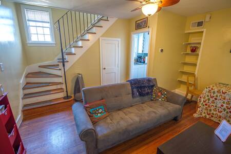 1 bed 1.5 bath Walk to King, MUSC, COC & parking