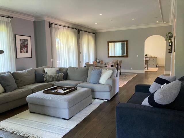 Elegant Spacious Italian Villa in Western Malibu gallery image 5