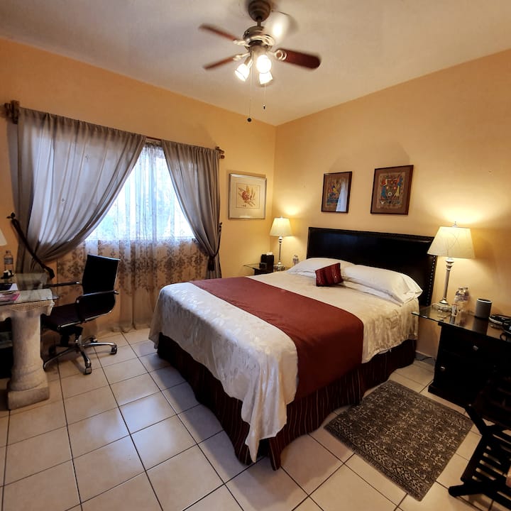 Queen Bed, work desk with Fast WiFi, Chapalita Houses for Rent in