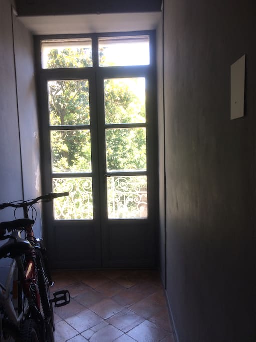 Couloir d'entrée et accès balcon