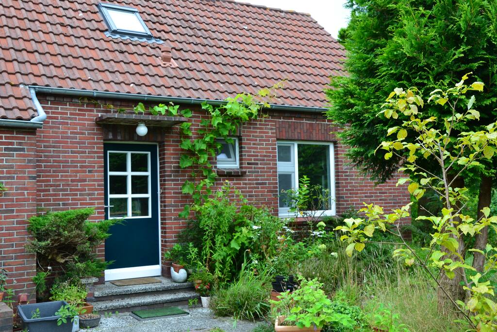 Der Wohnungseingang, der vordere Teil eines kleinen Landhauses.
Die nächsten Nachbarn wohnen ca. 100 m entfernt, unsere Auffahrt ist 60 m lang. Ruhige Waldrandlage, inmitten von Wiesen.