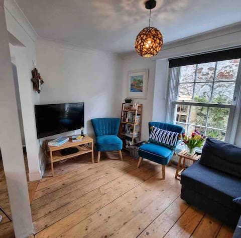 Popular Airbnb listing: Quiet, central cottage, Teignmouth in Teignmouth