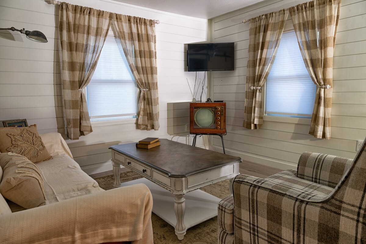Top performing Airbnb: Farmhouse-In The Heart of Town-Dogs OK-Hot Tub! in Woodland Park