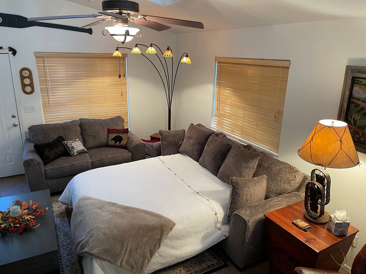 Novi kauč na razvlačenje s madracem od memorijske pjene za dodatne goste