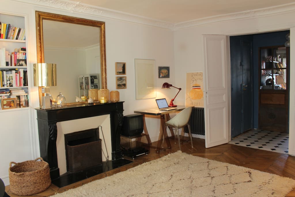 Salon avec coin bureau / Living room with office corner