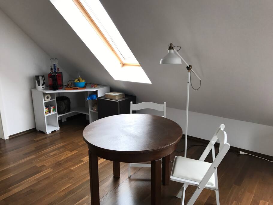 Arbeits-/Essbereich, Kaffee-/Teestation, Kühlschrank