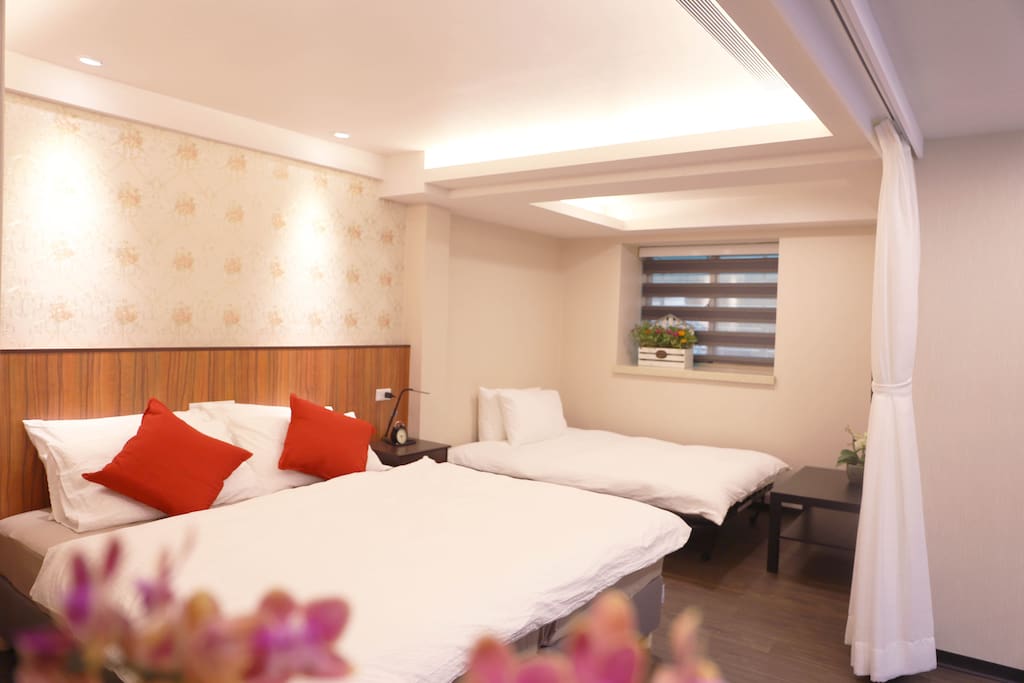 兩張單人床,可併成一張大床。Two single bed can put together as a king size bed.