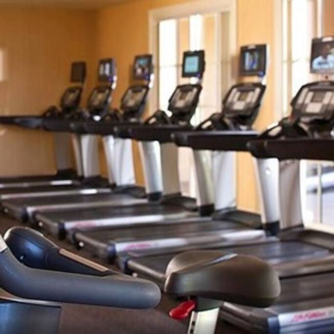 Fully equipped exercise room with steam room and sauna. Yoga and pilates classes- Free.