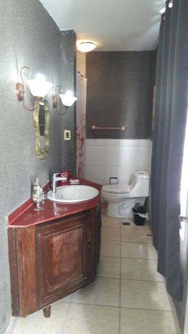 Baño completo, con agua fria y caliente. Secador de pelo y ducha-bidet.