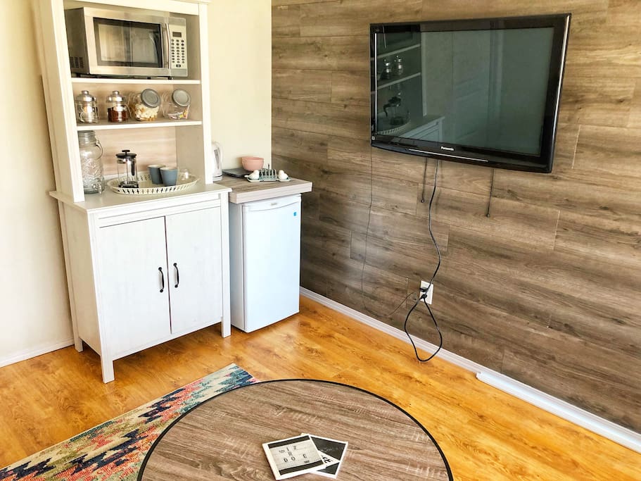 Mini kitchenette, wall mounted flat screen tv