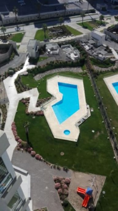 Vista panorámica de la piscina, hidromasajes y sector de quinchos