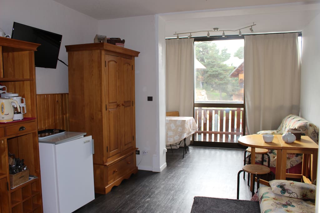Armoire, frigo, télévision et deux tables de 4 personnes + 2 tabourets et 6 chaises