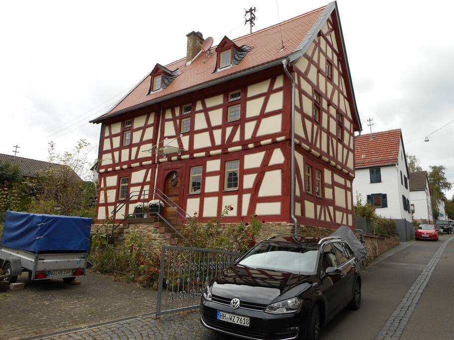 Unser Fachwerkhaus - an einer kleinen ruhigen Dorfstrasse gelegen.