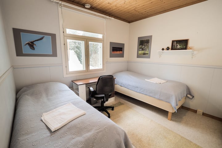 De kamers beneden hebben twee bedden van 90 cm en een bureau en kasten. Vogelthema in elke kamer.