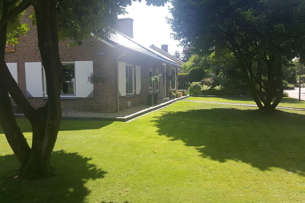 Mooie grote tuin rondom