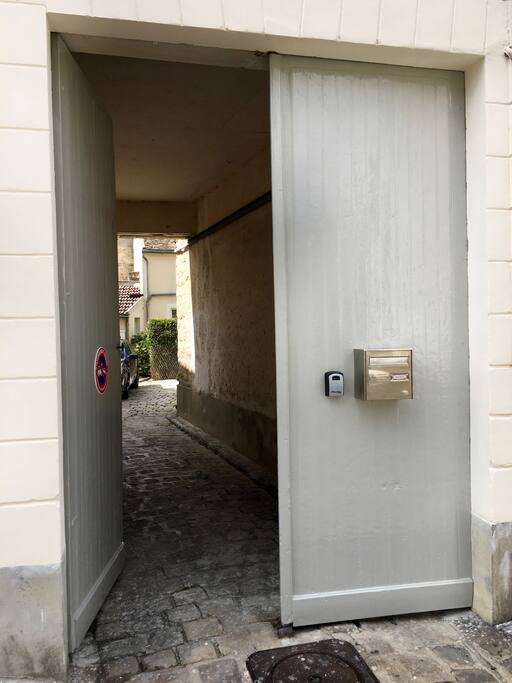 Accès par le porche, la maison se trouve au fond de la cour...