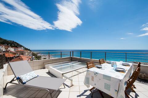 Apartment with panoramic terrace on the sea