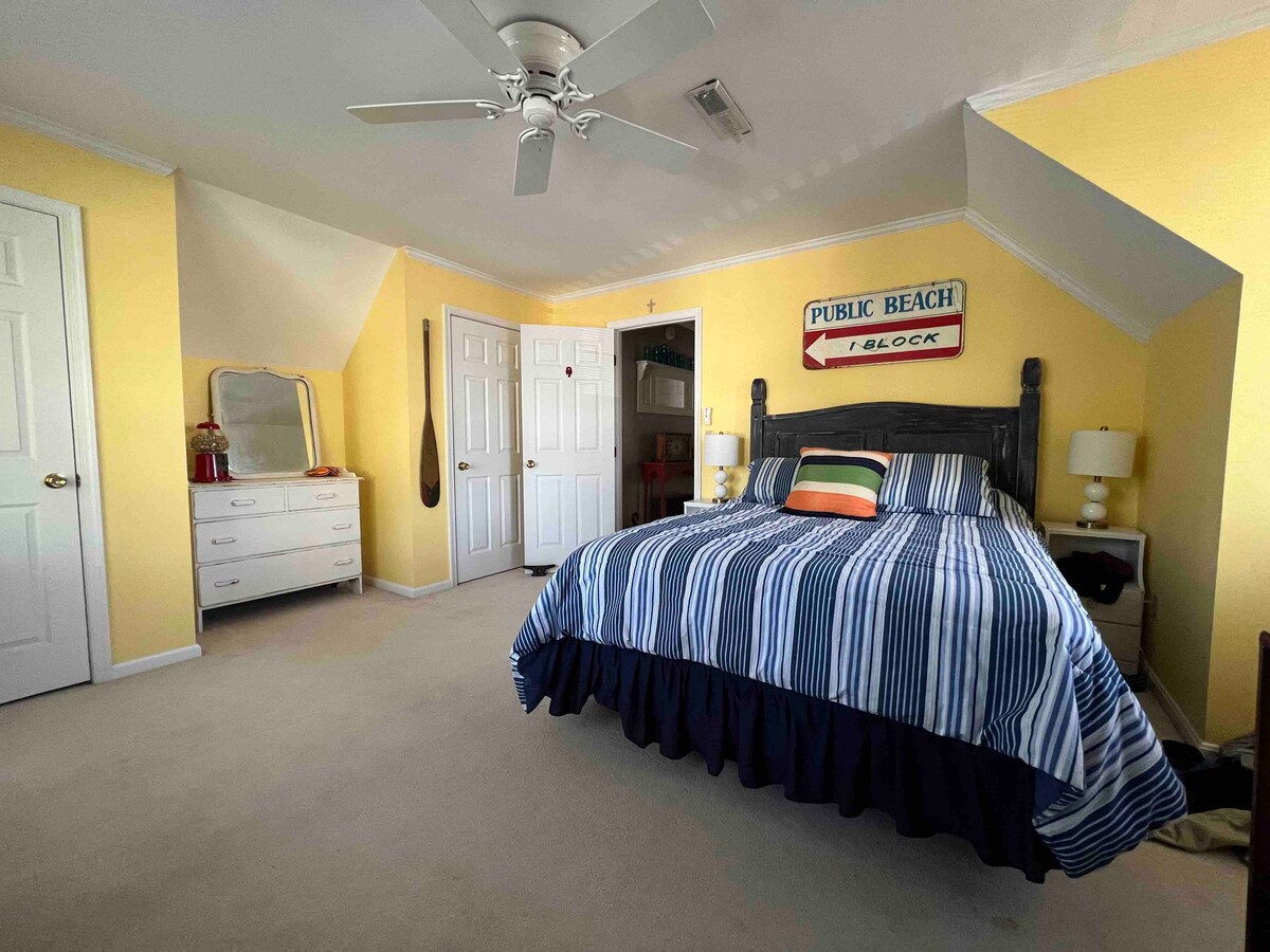 ห้องนอนชั้นบนเตียงควีนไซส์