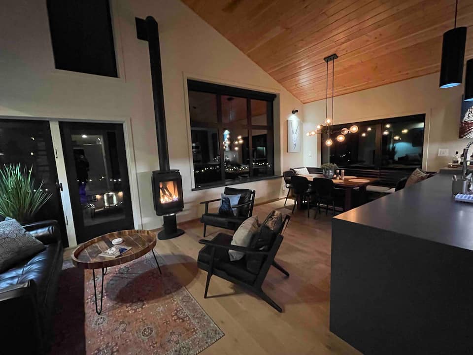 The Doctors' Inn, on Hudson Bay Mountain, Smithers, British Columbia, Canada, photo 2 of 10