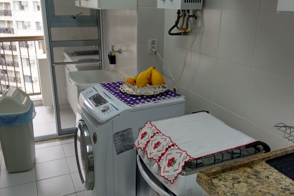 Área de serviço com máquina de lavar e secar.
