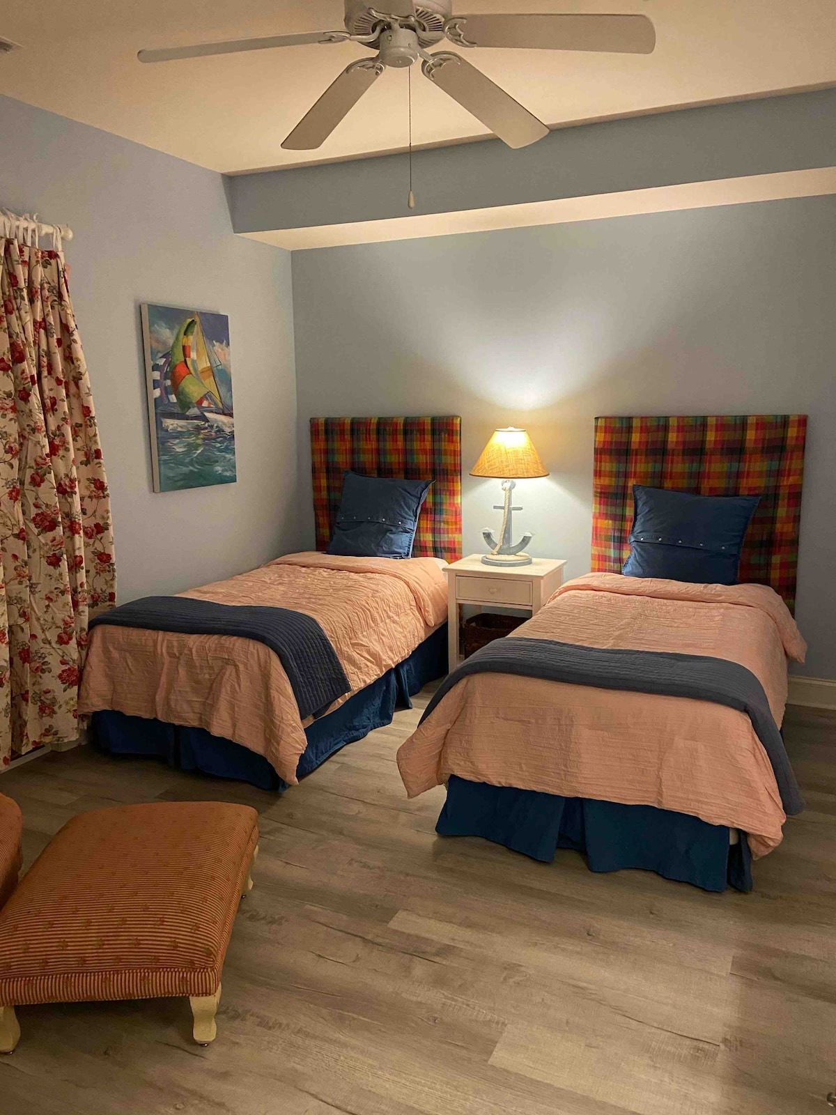 ห้องนอนชั้น 1 มีเตียงแฝด 2 เตียง ตู้ลิ้นชัก ประตูบานเลื่อนไปด้านหลัง ห้องน้ำในตัว และตู้เสื้อผ้าแบบวอล์คอิน