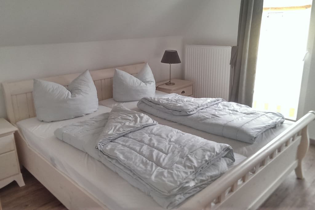 Schlafzimmer mit Doppelbett