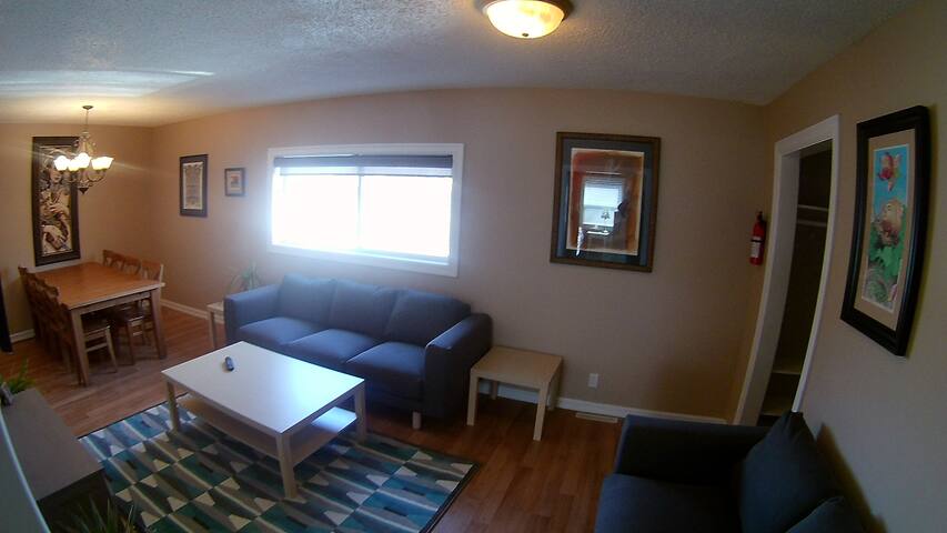 Contemporary 5 bedroom in St. Vital gallery image 2