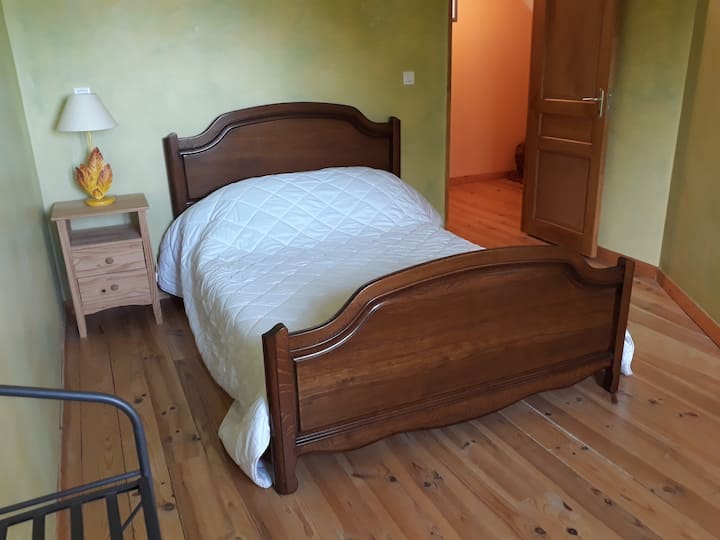 Un bonito dormitorio arriba .