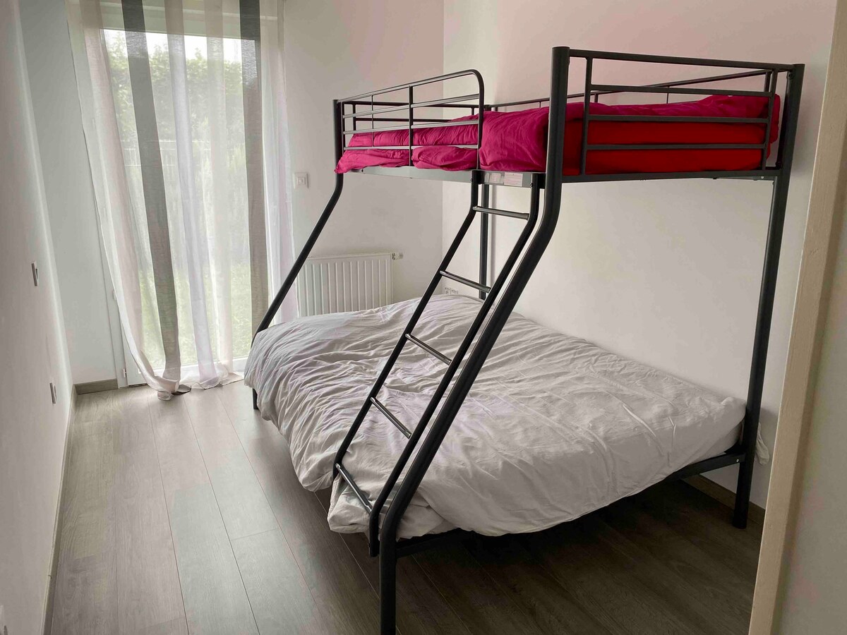 חדר שינה 2 - מיטת קומותיים זוגית עם מיטת יחיד 