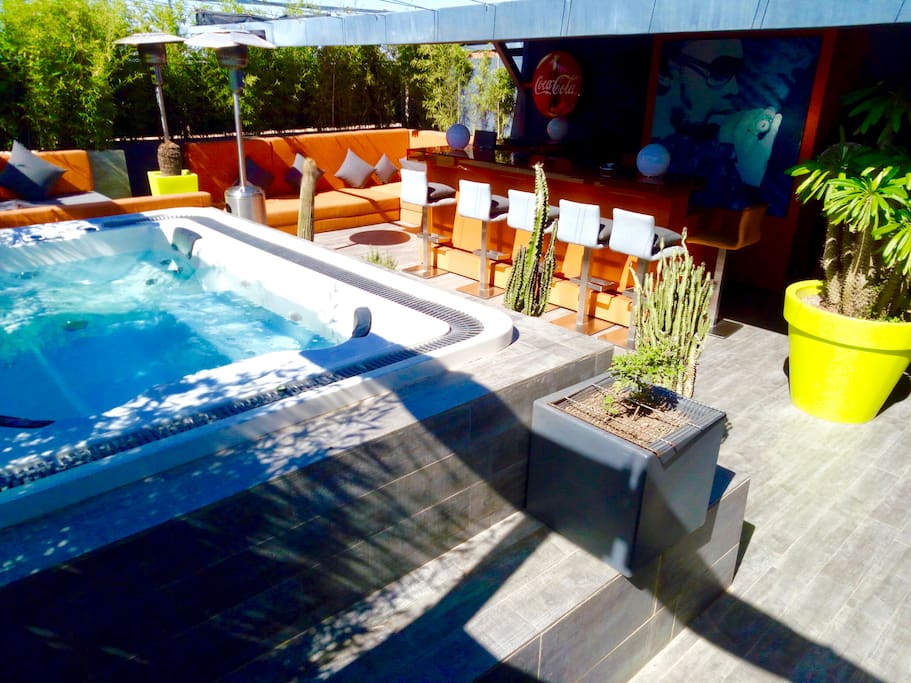 Terrasse sans vis-à-vis avec jaccuzzi, bains de soleil, tout équipé, cinema en plein air, enceintes , plancha, chauffage en plein air (période hivernale)
Photo prise le 26 avril 2017
