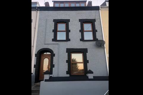 6 bedroom, 3 Storey House - city centre