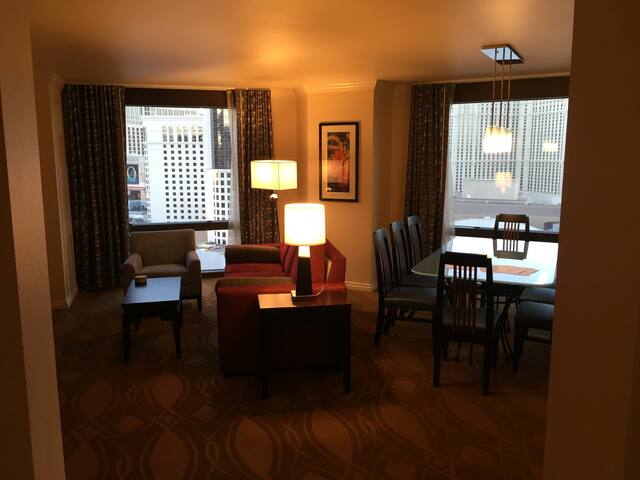 Luxury 3BR/3BA Penthouse-Villa on Las Vegas Strip! gallery image 2