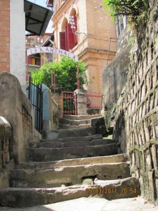 Attention il faut grimper ,escalier publique qui vous amènera dans le charme du Karthala.