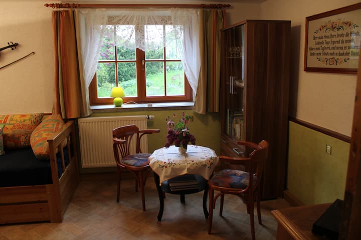 Blick von Küche ins Wohnzimmer