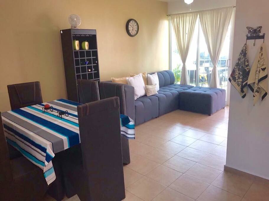 Cuenta con ventiladores para refrescar el área