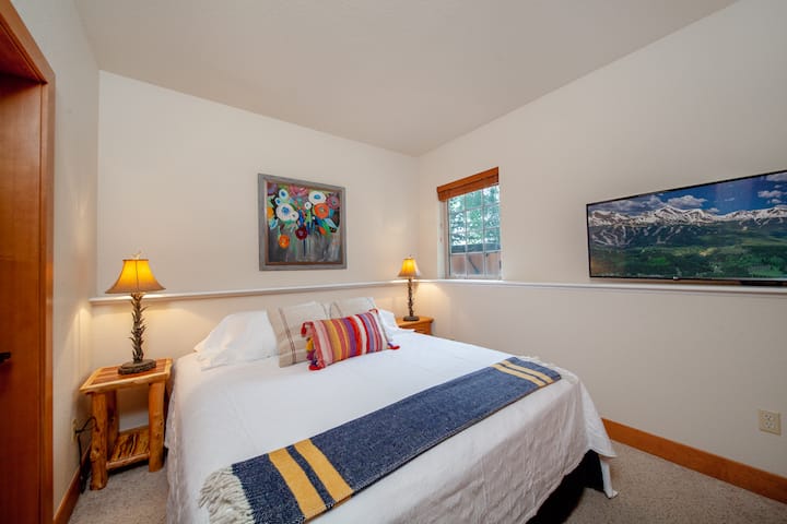 带加大双人床的低层卧室