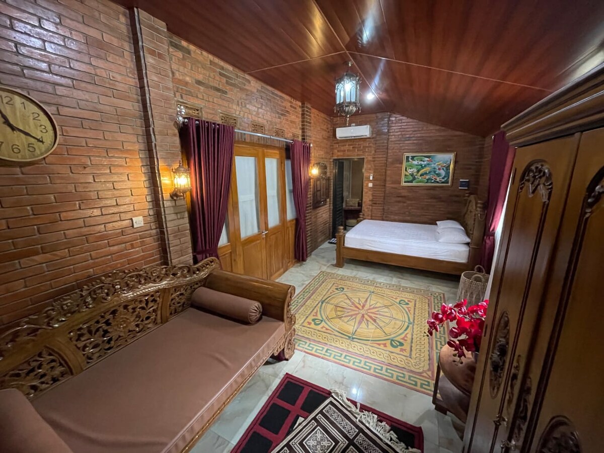 Romantična glavna soba, bračni krevet (160x200) i Bale-bele koji služi kao sofa i može se koristiti kao dodatni krevet