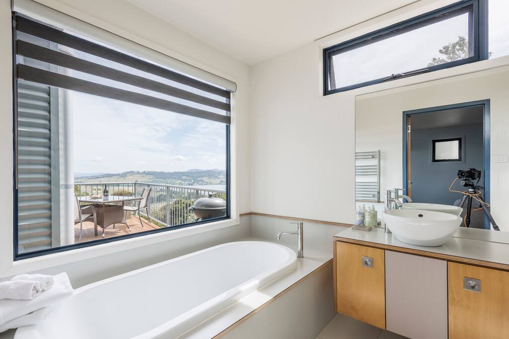 Bath with a view at Tamar Ridge