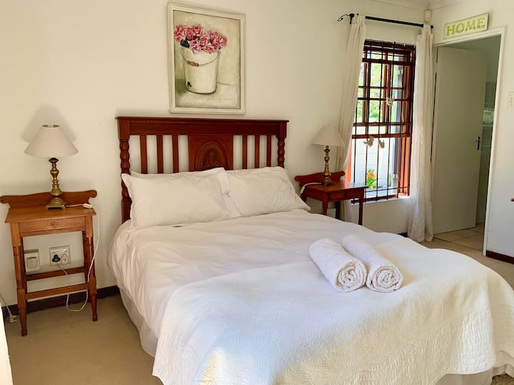 Habitación principal con persianas y baño privado