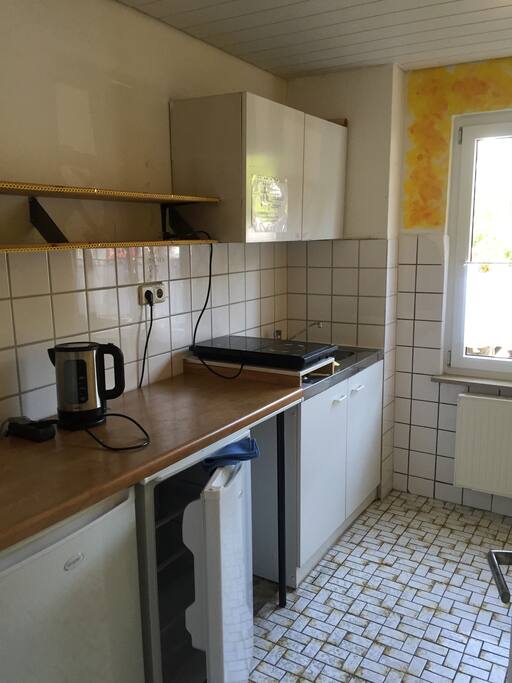 Tee- Küche allgemein im EG, Kleinigkeiten können hier zubereitet werden, Induktionsplatten, Kühlschrank, Wasserkocher, Staubsauger, Putzsachen