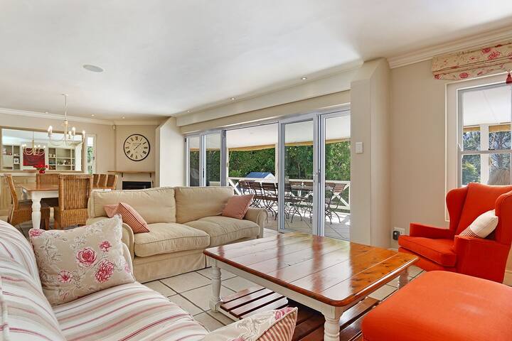 MOUNTAIN VIEWS IN SEASIDE VILLAGE OF HOUT BAY gallery image 3