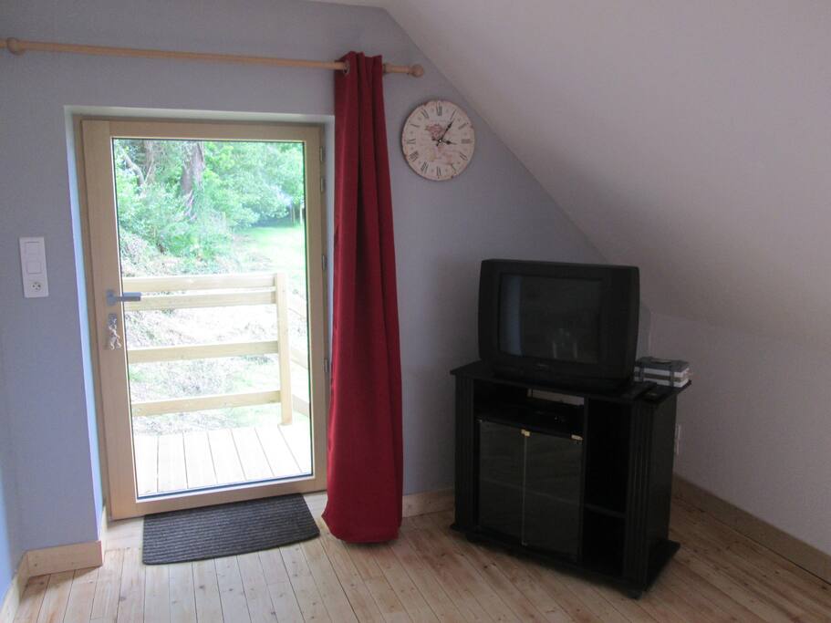 Porte d'entrée et coin télévision