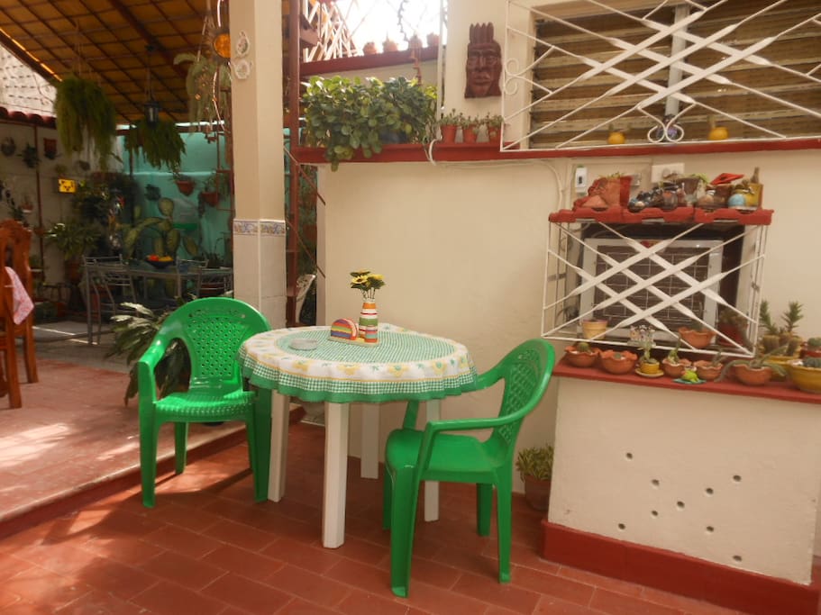 Un lugar ideal para sentarse a conversar o tomar una taza de café / An ideal place to sit or chat or have a cup of coffee