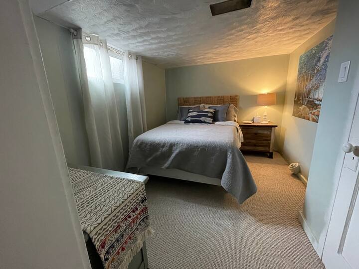 Comfy second guest bedroom on the lower level. Pack n play available for use. 7’ ceilings 
