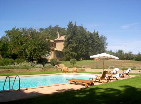 Claudia's Farmhouse - 8 guests, pool & park