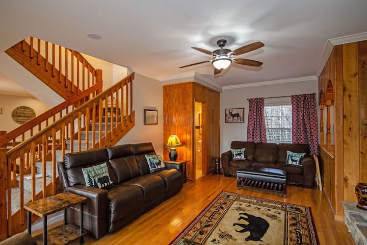 Huge Mtn View Chalet With Theater & Games - Gatlinburg, TN