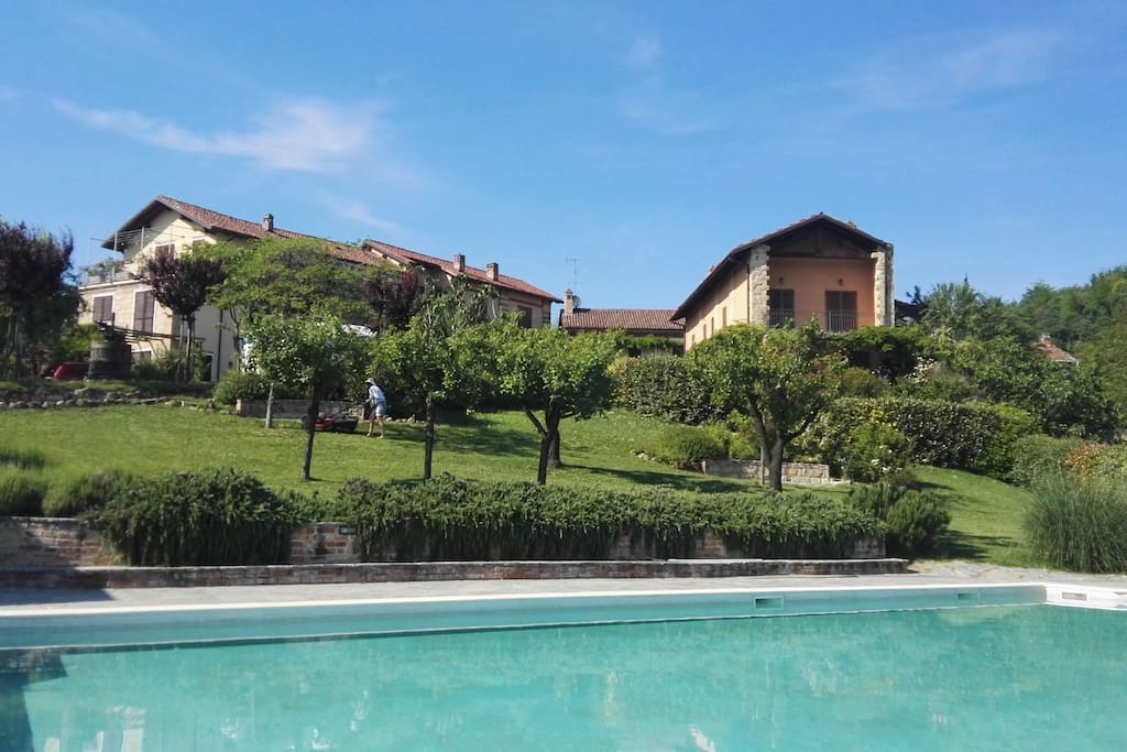 Il complesso visto dalla piscina