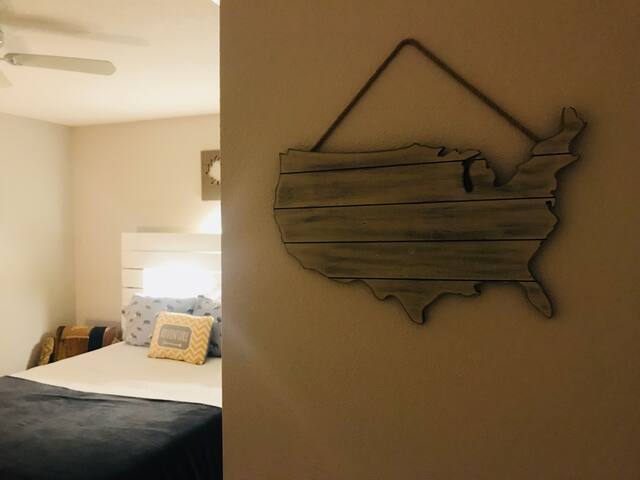 Convenient Cozy Rooms: JAXport, cruise, zoo, beach