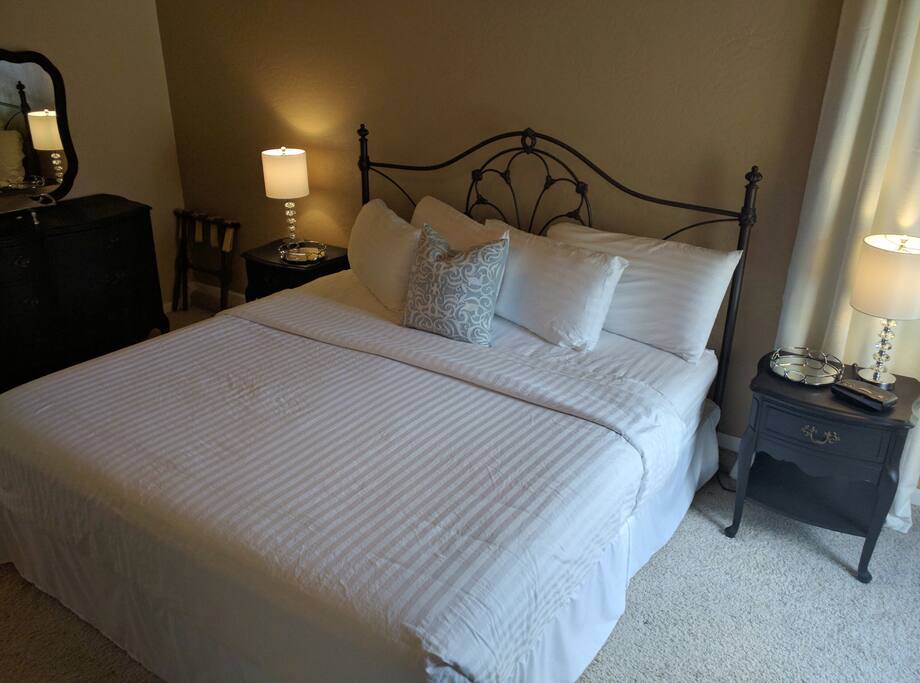 King Size Bed w/ Luxury Linens