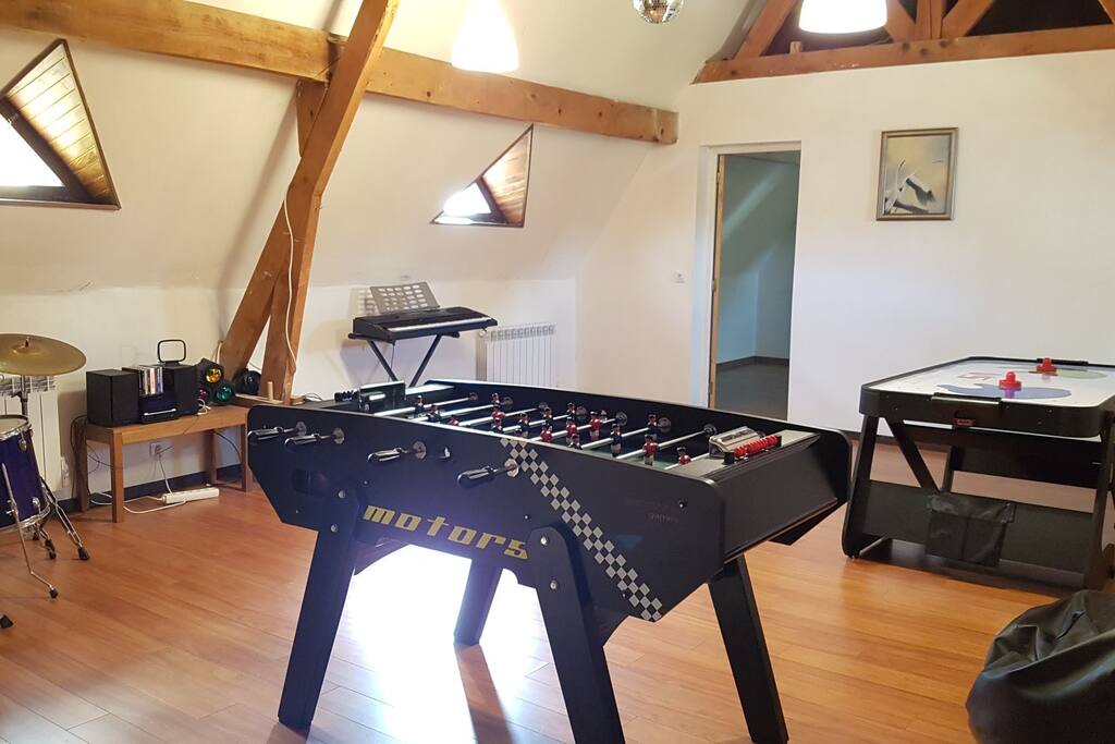 Salle de jeux: babyfoot, table hockey, batterie, piano électrique, lecteur CD, boule lumineuse, spot lumière changeant avec la musique...